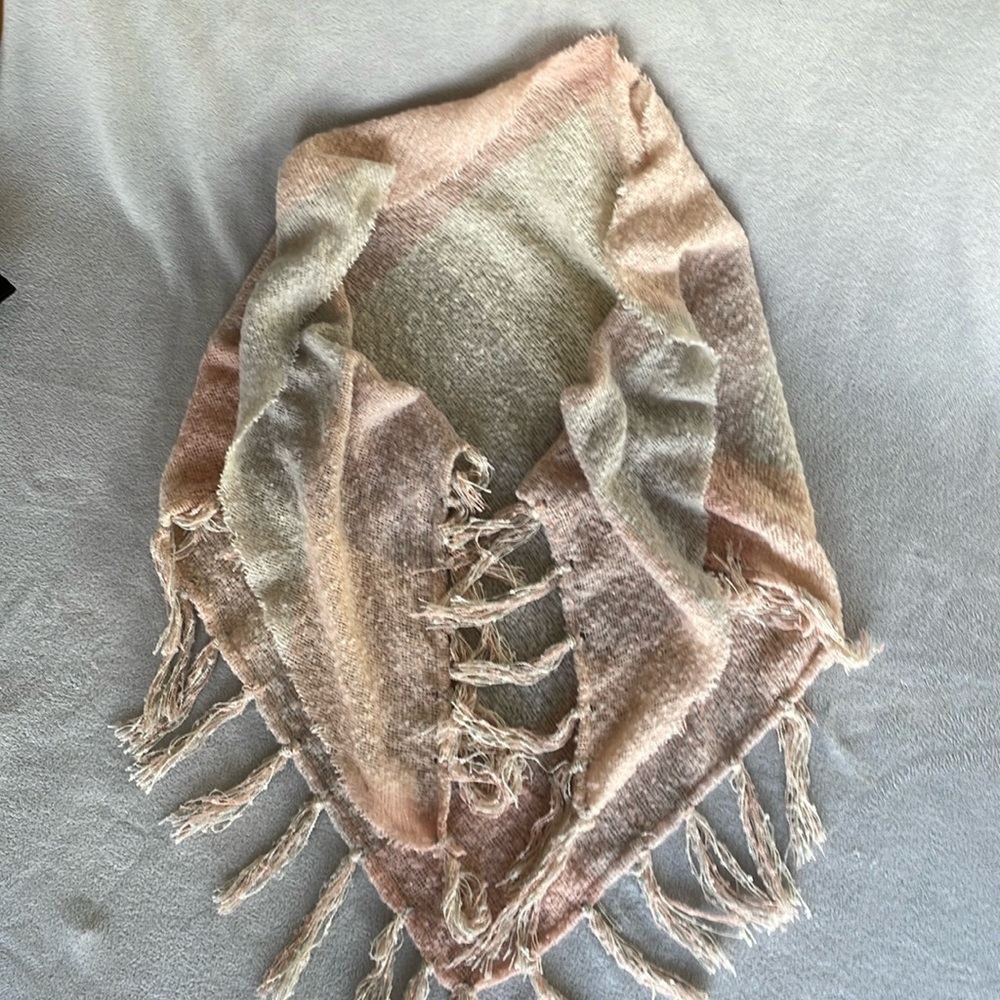 NWT Pink, Gray, Cream Triangle Knit Shawl/Wrap